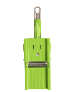 Un éplucheur multifonction avec planche mandoline intégrée vert