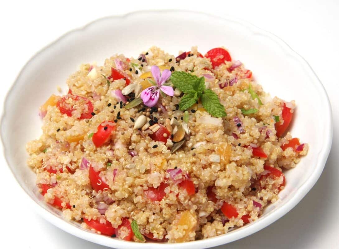 salade de quinoa et légumes sautés pour une alimentation équilibrée