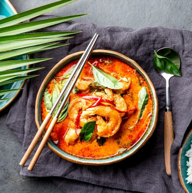 Une délicieuse recette de Wok de crevettes au curry rouge