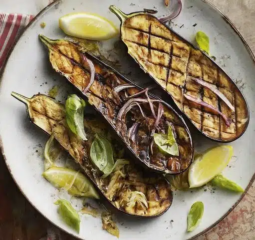 Une recette estivale d'aubergines grillées au barbecue