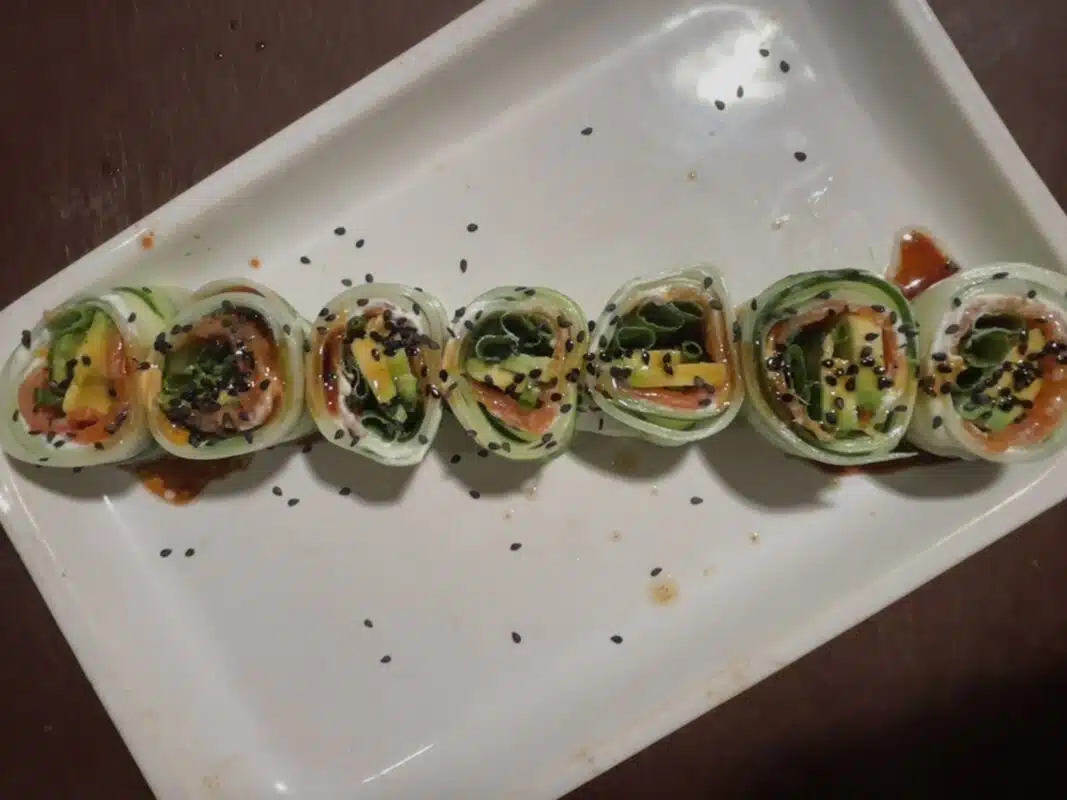 Une recette saine de roulé de concombre au saumon et fromage frais